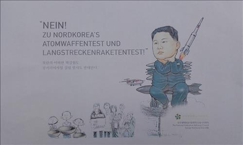 재독 교포들 북한대사관 앞에서 "북한 잇단 도발" 규탄 - 2