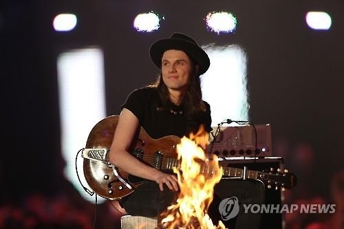 아델, 브릿 어워즈 휩쓸다…'올해의 앨범' 등 4관왕 - 4