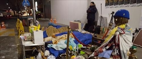 인권위도 '침낭 노숙 소녀상지킴이에 방한텐트' 불허 - 2
