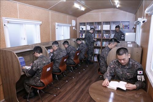 '병사와 소대장 30년 인연'…3사단 GOP에 북카페 설치 - 2