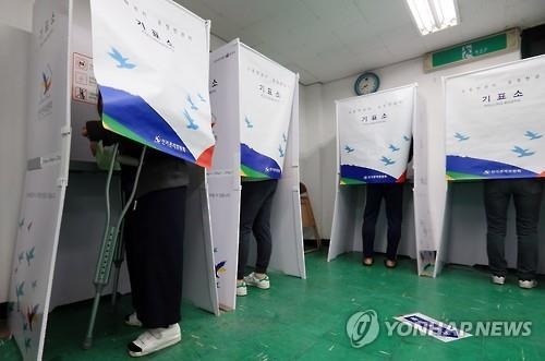 <선택 4.13> 햇살 비추자 젊은 유권자 눈에 띄게 늘어(종합) - 2