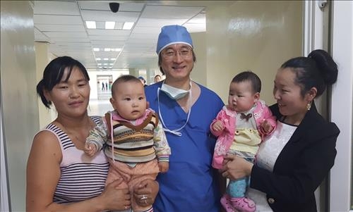 서울대 의료진, 몽골 어린이 13명 심장수술…의료기술 전수도 - 2