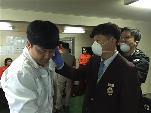<르포> "전염병 꼼짝마" 수만t 화물선 샅샅이 훑어…승선 검역 현장 - 4