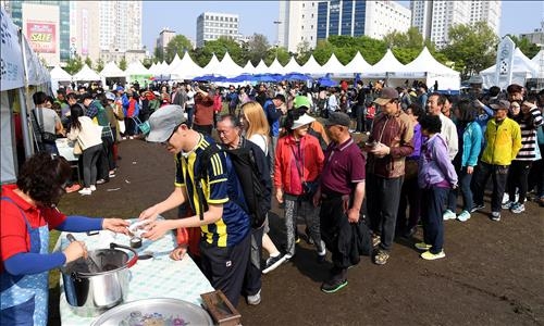 "황사야 물렀거라" 대전 칼국수축제·차없는거리 성황 - 2