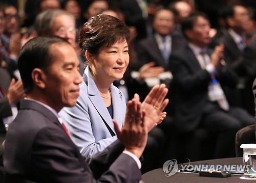 협치 위기 속 朴대통령·野대표 같은 행사에…인사 못나눠 - 2