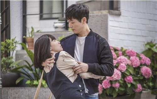 "오빠라고 불러"…'띠동갑' 뛰어넘는 드라마 커플들 - 5