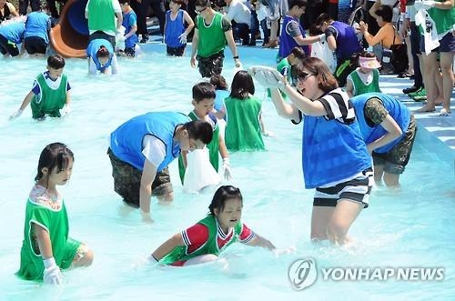 "여름이다"…해수욕장에, 계곡에, 나무그늘에 사람들 몰려 - 4