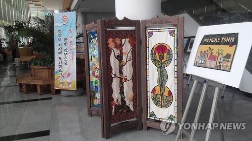 "전시회 보러 오세요"…갤러리로 사랑받는 부안군청 로비 - 3