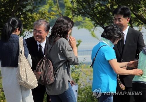 文 "이제 친노란 말로 그분 현실정치에 끌어들이지말라" - 2