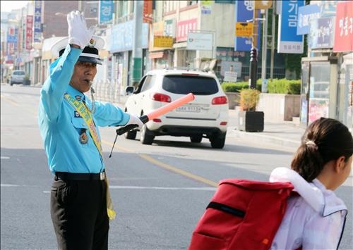 "1학년 꼬마가 학부모 돼 찾아와" 35년째 교통봉사한 양판영씨 - 2