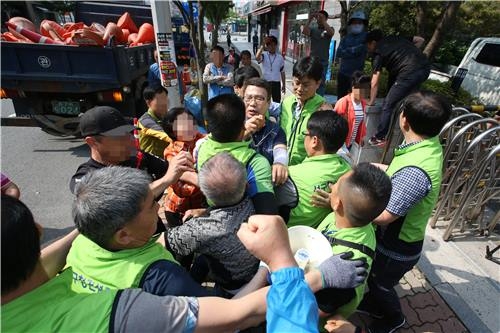 광주 상무지구 금요시장 노점상-구청 공무원 충돌 - 2