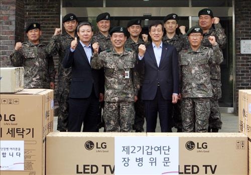 LG이노텍, 제2기갑여단에 1천만원 상당 위문품 전달 - 2
