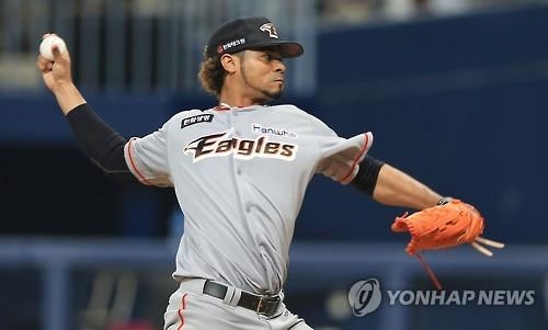 <프로야구> 김성근 "구속 떨어진 로저스, 팔 각도 달라졌다" - 2