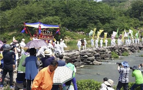 충북 미세먼지 농도 옅어져…축제장 나들이 인파 몰려 - 2