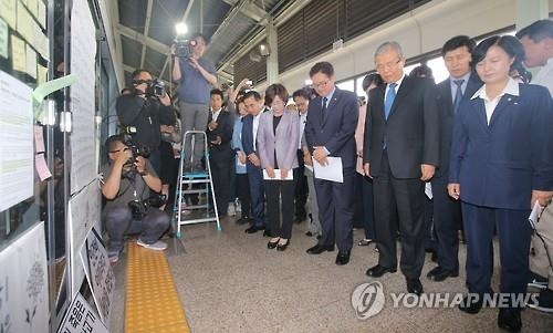2野, '스크린도어 사망사고' 현장 방문…재발방지 촉구(종합) - 2