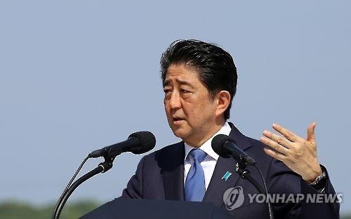 아베 "소비세 인상 2년 반 연기 결단했다" - 2