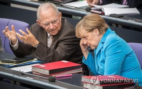 독일 재무 메르켈 엄호…기사당에 "총리 공격하지 말아라" - 2