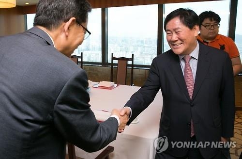 최경환, 연일 '오찬 정치'…"정치적 해석 말아달라" - 2