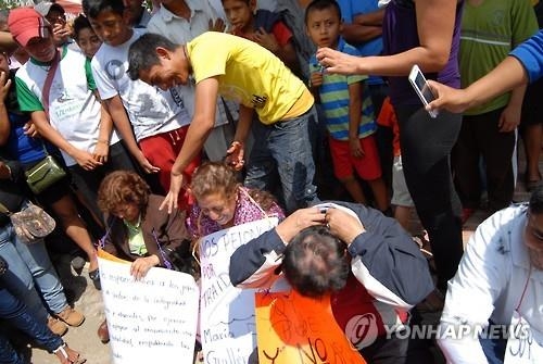 멕시코 교사들, 교장 강제삭발·맨발행진 시켜… 시민 분노 - 2