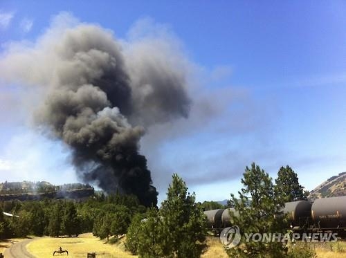 美 절경 컬럼비아강 협곡서 열차 탈선…기름 유출 - 2