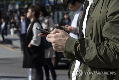 '길바닥에 신호등'…지구촌 '보행중 스마트폰' 안전대책 백태 - 3