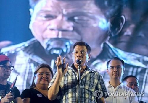 '필리핀의 트럼프' 두테르테 "부패 경찰관 죽이겠다" 경고 - 2
