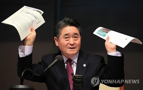 "지만원 '5·18 북한군' 반복땐 1회 200만원 배상" 법원 명령 - 2