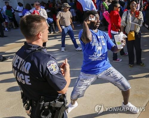 "복싱영웅 마지막길 함께…" 알리 장례식 입장권 위해 팬 몰려 - 3