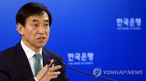 압박받던 이주열의 '반격'…구조조정 자금 대고 금리도 내려 - 2