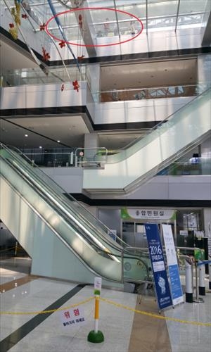 성남시청사 중앙홀 유리 파손…1∼3층 일부 통제 - 3