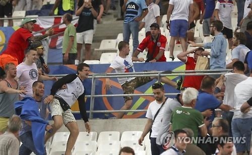 UEFA 경고 "잉글랜드·러시아 폭력사태 재발시 실격처리" - 2