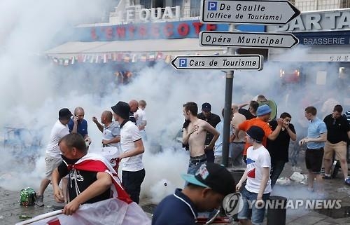 테러 겁내다 훌리건에 뒤통수…佛 "금주령·난동외국인 추방" - 2