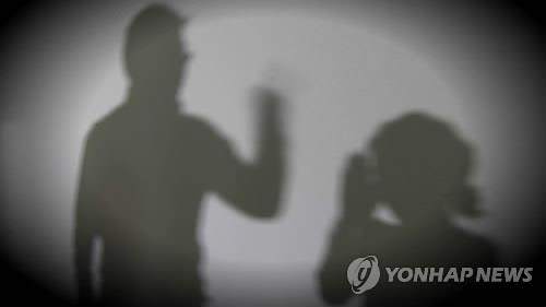 잠자던 아내 죽이고 6세 딸에 흉기 휘둘러…중학교 교사 영장 - 2
