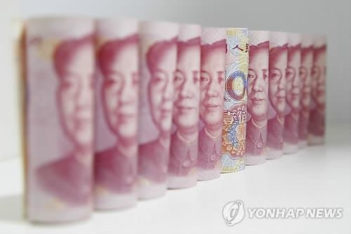 "중국 작년 8월 이후 위안화 가치 방어에 555조원 써" - 2