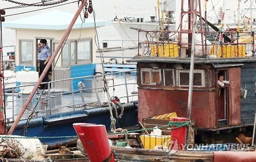 '해경 태우고 북쪽 도주' 中 어선 선장 등 3명 구속 - 2
