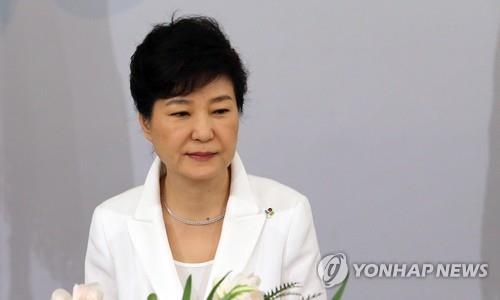 靑 국정운영에 '짙은 먹구름'…신공항·개헌에 복당파문까지 - 2