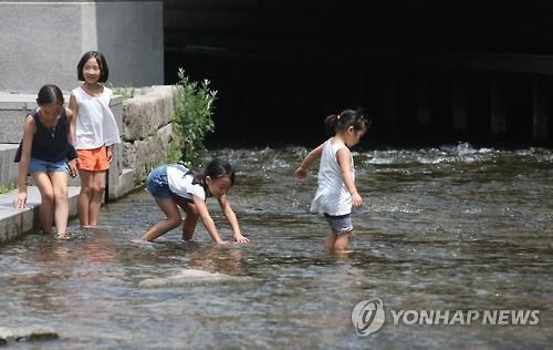 전북 주말 첫날 '덥다 더워'…미세먼지 '보통' - 2