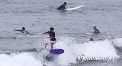 잠시 벗어난 장마 영향권…바다·계곡에 '피서 인파' - 2
