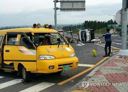 제주 교차로서 어린이집차량 들이받은 견인차 운전자 입건 - 2