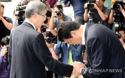 劉 복당에 '확전 자제' 與 친박계…전대까지 '발파 유보' - 2