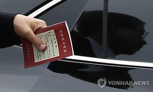 '헌법수첩' 들고 나온 김희옥…"이건 민주주의가 아니다" - 2