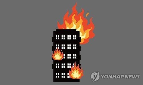 청주 아파트 14층서 화재…1명 연기 흡입 - 2