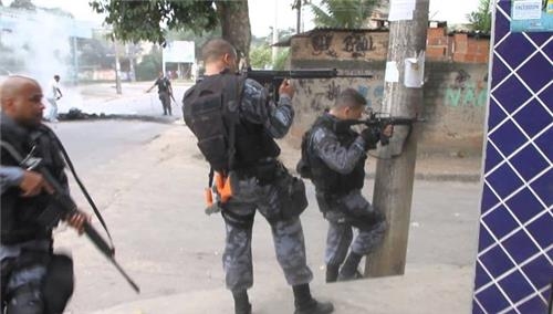 브라질 리우 빈민가서 경찰-범죄조직 총격전…6명 사상 - 2