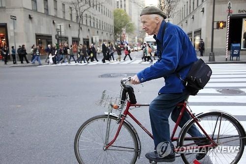 '뉴욕의 거리 패션' 담은 NYT 전설의 사진기자 빌 커닝햄 별세 - 3