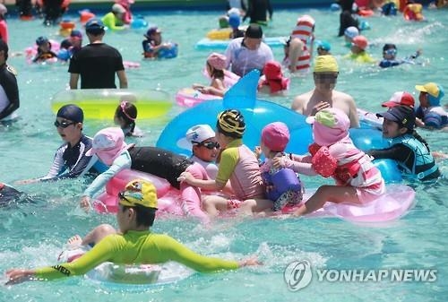 '장마 주춤·무더위 기승' 6월 마지막 휴일 바닷가에 '풍덩' - 4