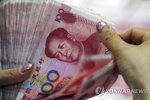 중국, 위안화 가치 0.9% 절하…작년 8월 이후 최대폭 - 2