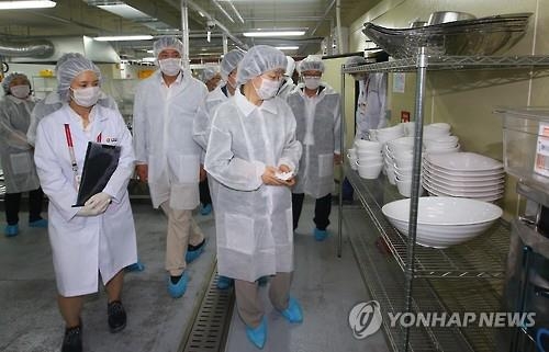 서울 횟집·일식집 10% 식품위생법 위반…위생 엉망 많아 - 2