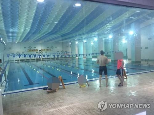 수영 강습받던 초등생 익사…강사·안전요원 입건 - 2
