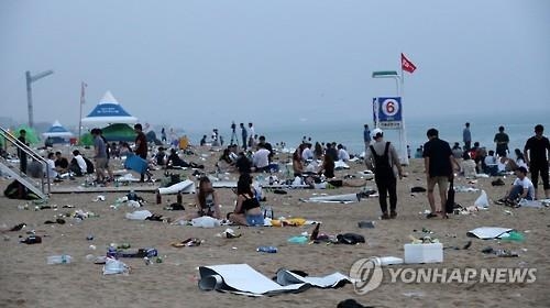 '백사장엔 버려진 양심만'…쓰레기장된 강릉 경포해수욕장 - 2