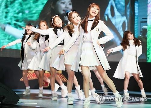 "군인오빠들 담배 끊으세요"…걸그룹 러블리즈, 軍 금연홍보1